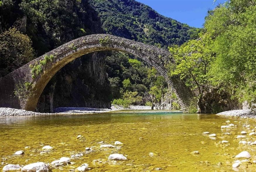 Γνωρίστε το εντυπωσιακό Μεσαιωνικό γεφύρι της Αρτοτίβας που στέκει σε μία μαγική τοποθεσία.