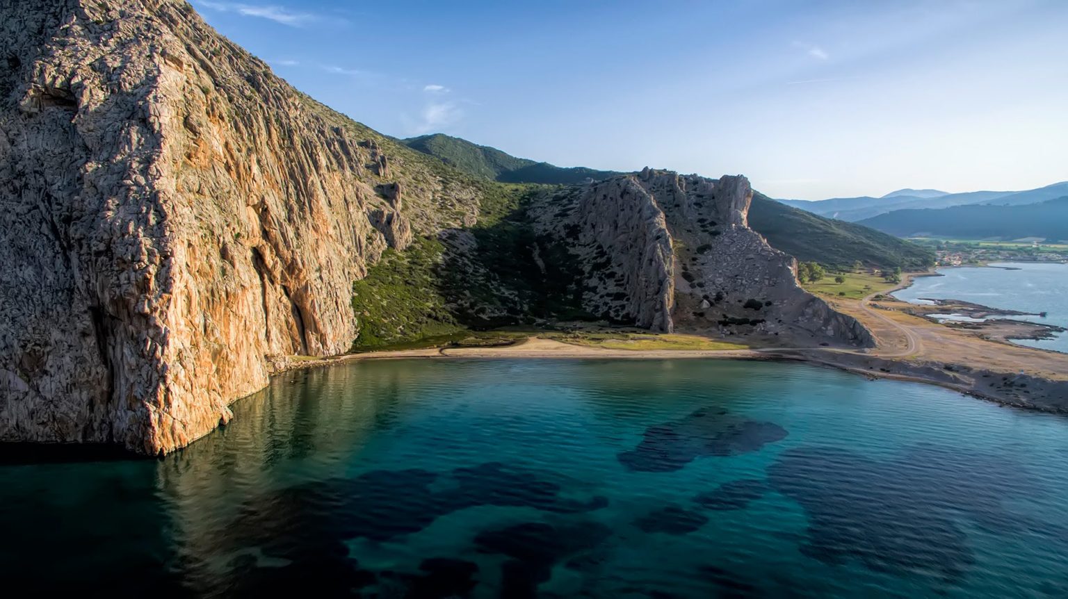 Η ειδυλλιακή παραλία Λιμνοπούλα στη Κάτω Βασιλική