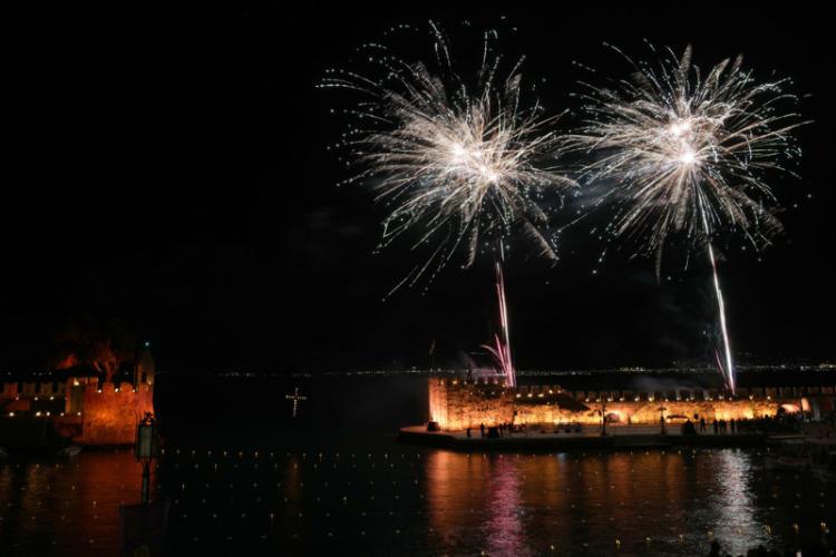 Ο φαντασμαγορικός επιτάφιος στο ενετικό λιμάνι της Ναυπάκτου που ύμνησε το Associated Press - Φωτογραφίες