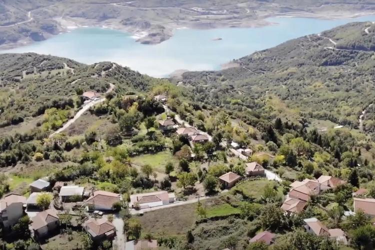 Αράχoβα Ναυπακτίας: To γραφικό χωριό που βλέπει την Ευηνολίμνη