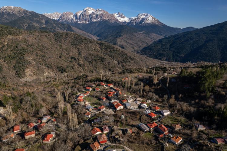 Γραμμένη Οξυά: Το χωριό με τις πέτρινες βρύσες, που μοιάζει να αναδύεται από το δάσος της Ορεινής Ναυπακτίας