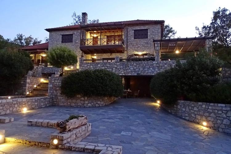 Πέντε παραδοσιακά Airbnb στη μαγική Ορεινή Ναυπακτία.