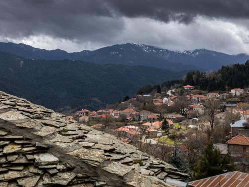 Γραμμένη Οξυά: Το χωριό με τις πέτρινες βρύσες, που μοιάζει να αναδύεται από το δάσος της Ορεινής Ναυπακτίας.