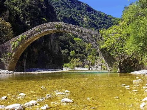 Γνωρίστε το εντυπωσιακό Μεσαιωνικό γεφύρι της Αρτοτίβας που στέκει σε μία μαγική τοποθεσία.