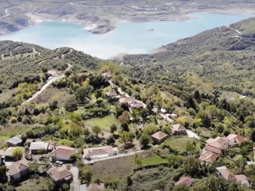 Αράχoβα Ναυπακτίας: To γραφικό χωριό που βλέπει την Ευηνολίμνη