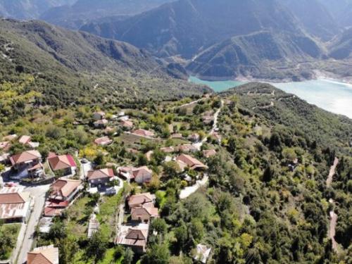 Η άγνωστη πανέμορφη Αράχοβα της Ναυπάκτου με θέα την Ευηνολίμνη