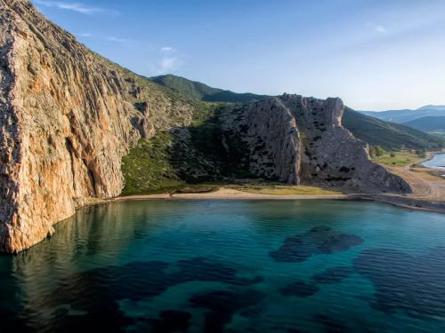 Η ειδυλλιακή παραλία Λιμνοπούλα στη Κάτω Βασιλική